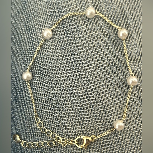 Elegant Gold and Pearl Bracelet - Picture 1 of 3